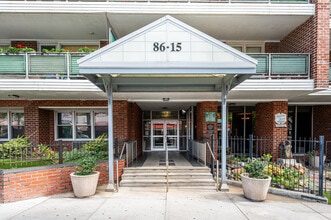 Grandview Tower in Elmhurst, NY - Foto de edificio - Building Photo