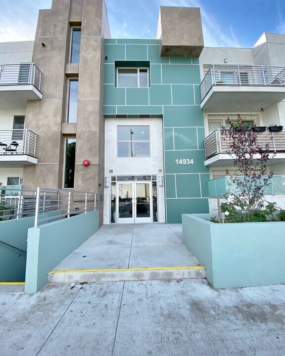 14934 Burbank Blvd in Los Angeles, CA - Building Photo