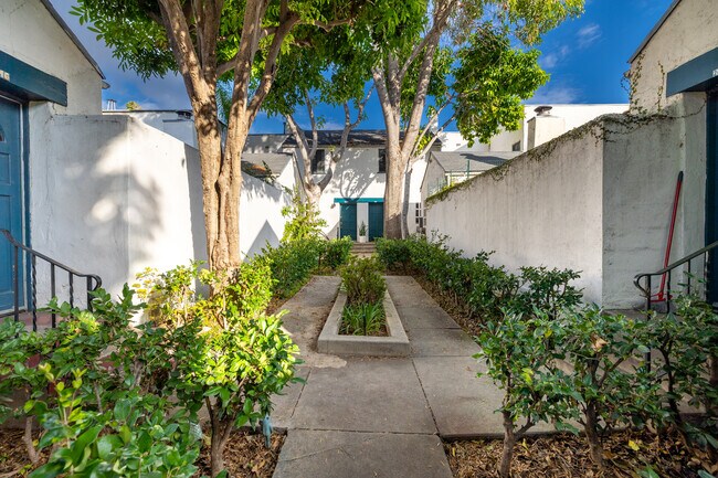 2408 - 2416 1/2 N. Beachwood Dr in Los Angeles, CA - Building Photo - Building Photo