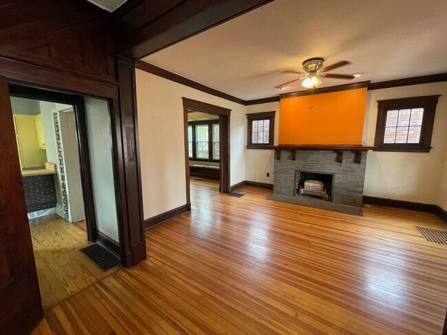 803 E Grove St in Bloomington, IL - Building Photo - Building Photo