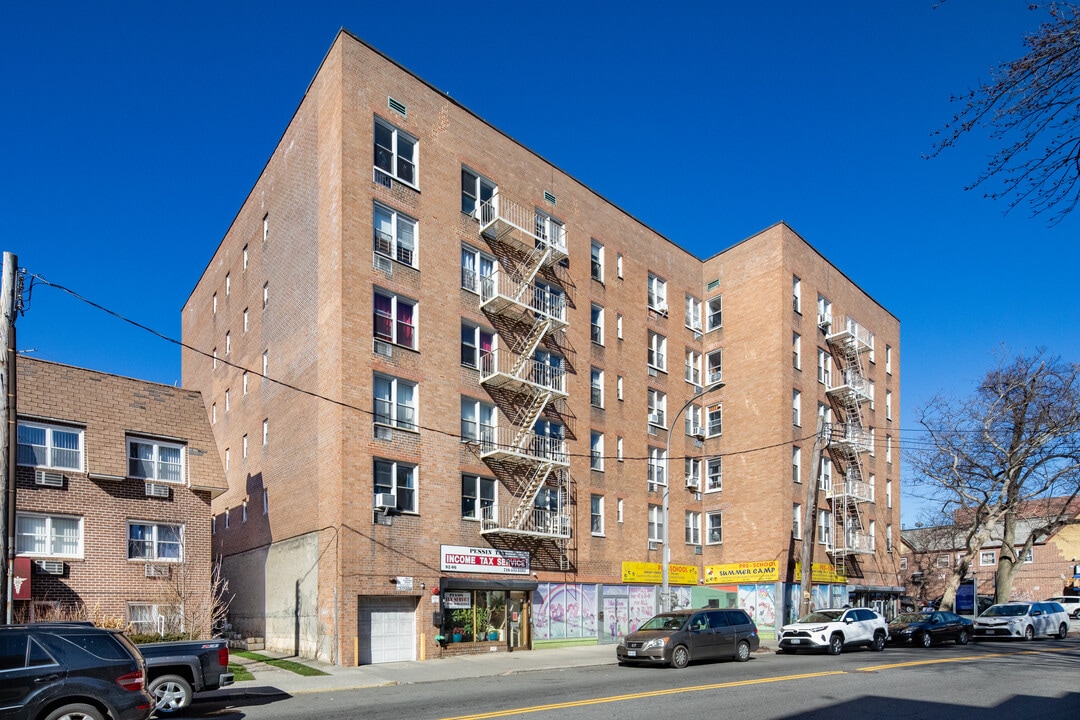 82-04 Lefferts Blvd in Kew Gardens, NY - Building Photo
