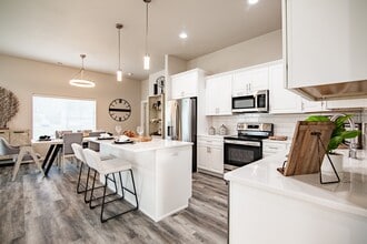 The Earl Twin Homes in Bismarck, ND - Foto de edificio - Building Photo