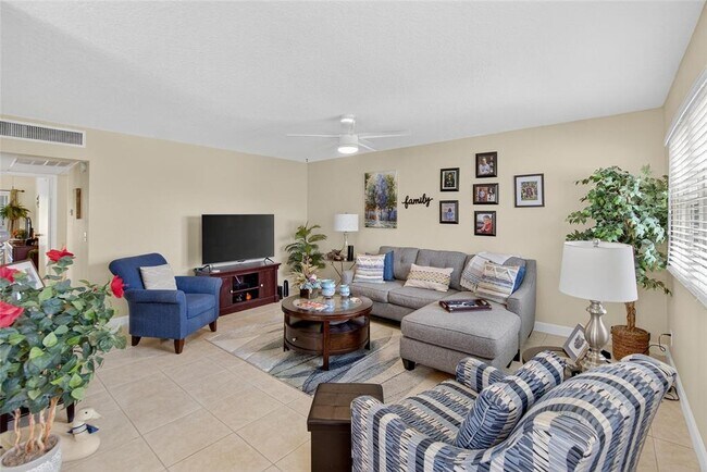 202 Bedford St in Sun City Center, FL - Building Photo - Building Photo