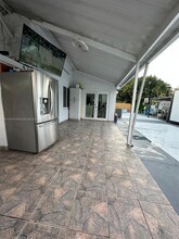 8225 NW 192nd Terrace in Hialeah, FL - Foto de edificio - Building Photo