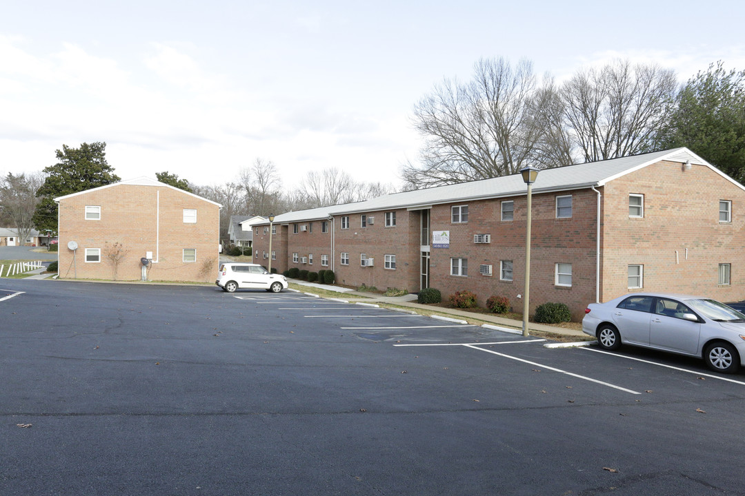 Hillcrest Apartments in Fredericksburg, VA - Building Photo