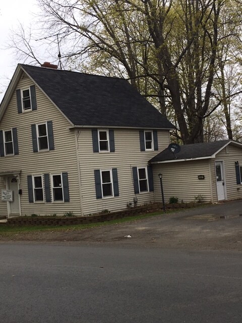 51 Shaw St, Unit 2 in Newport, ME - Foto de edificio