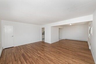 8 Harbor Hill Rd in Glen Cove, NY - Building Photo - Building Photo
