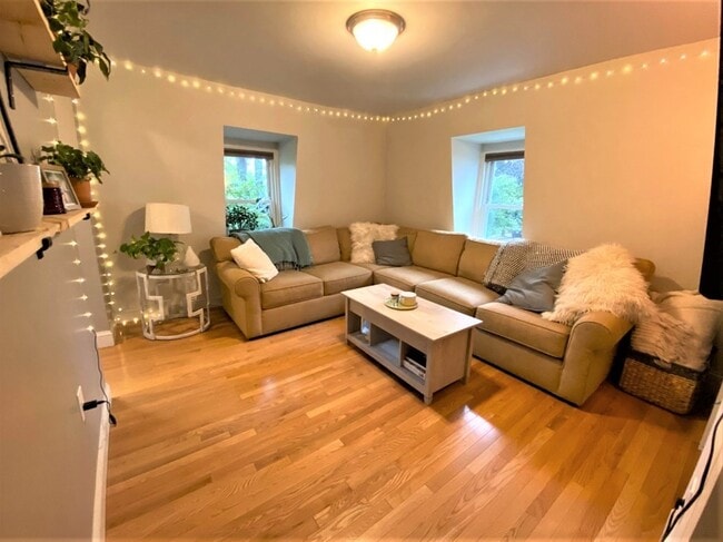 1 Mead St, Unit 3 in Somerville, MA - Foto de edificio - Building Photo