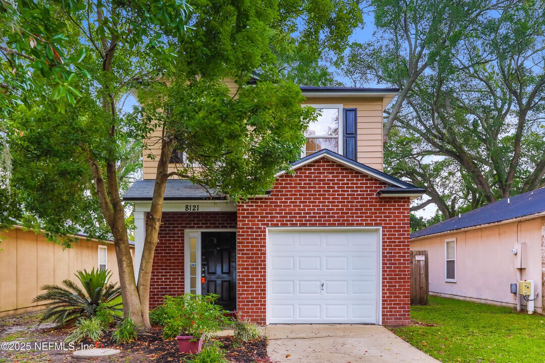 8121 Oden Ave in Jacksonville, FL - Foto de edificio