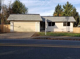 7913 SE Clackamas Rd in Milwaukie, OR - Building Photo