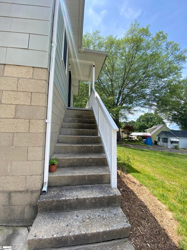 134 E Jones Ave in Pickens, SC - Building Photo - Building Photo