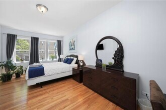 3301 W Belle Plaine Ave, Unit 2R in Chicago, IL - Foto de edificio - Building Photo