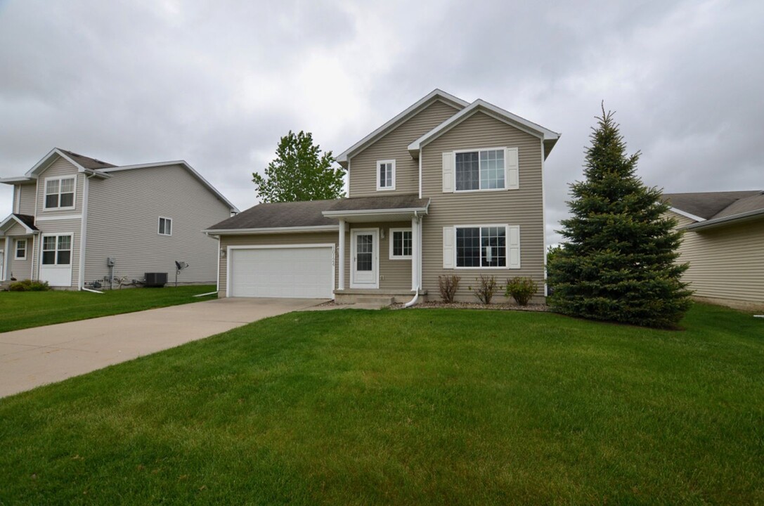 10124 Catalina Dr in Johnston, IA - Building Photo