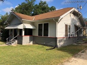 1018 W 5th St in Taylor, TX - Building Photo - Building Photo