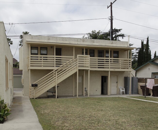 Hacienda Court in Anaheim, CA - Foto de edificio - Building Photo