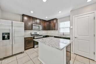 8047 W Albeniz Pl in Phoenix, AZ - Building Photo - Building Photo