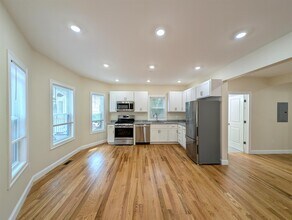 22 Holyoke Rd, Unit 2 in Somerville, MA - Building Photo - Building Photo