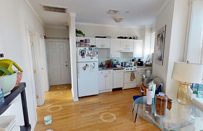 4 Bishop Allen Dr, Unit 2 in Cambridge, MA - Building Photo - Building Photo