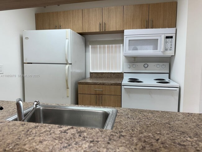 8550 N Sherman Cir in Miramar, FL - Building Photo - Building Photo