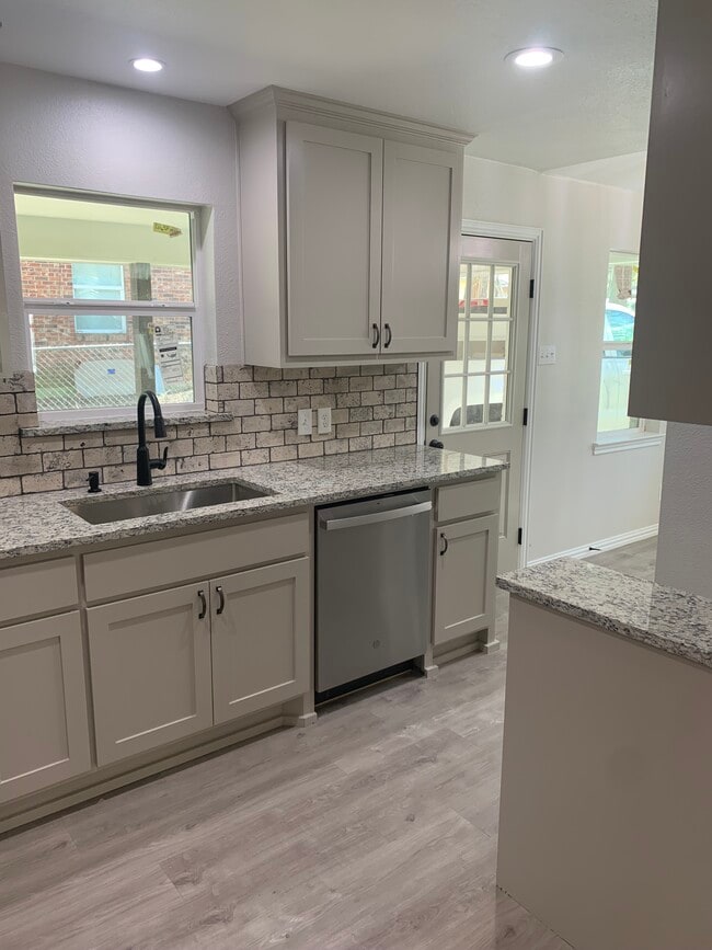 402 N Monroe St in Kaufman, TX - Building Photo - Building Photo