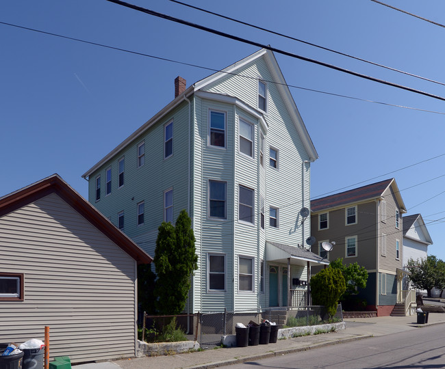 399-401 Central St in Central Falls, RI - Foto de edificio - Building Photo