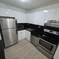 6935 NW 179th St, Unit 204 in Hialeah, FL - Building Photo