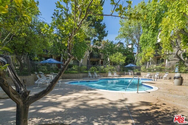 21901 Burbank Blvd in Los Angeles, CA - Building Photo - Building Photo