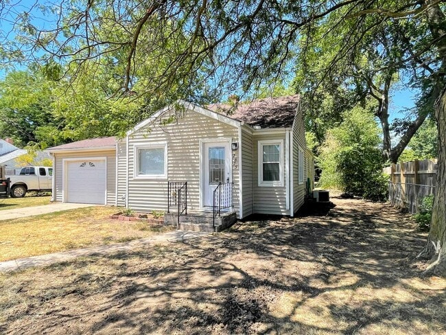 2625 N Adams St in Hutchinson, KS - Building Photo - Building Photo