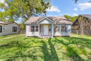 1314 Fairview Dr in Alvin, TX - Building Photo