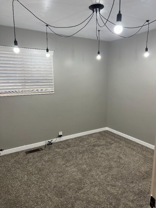 5549 S 2700 W-Unit -room 3 in Roy, UT - Building Photo