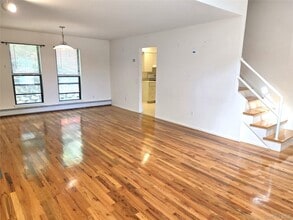 11 Oldwood Rd S in Port Washington, NY - Building Photo - Building Photo