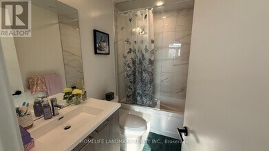 225 Commerce St in Vaughan, ON - Building Photo - Building Photo