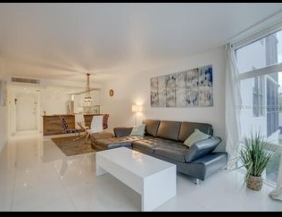 3375 N Country Club Dr, Unit 103 in Miami, FL - Foto de edificio