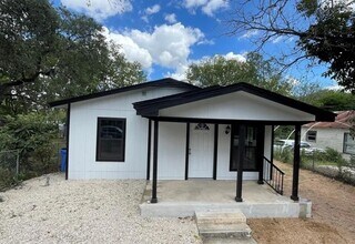 613 S Saunders St in Seguin, TX - Building Photo - Building Photo