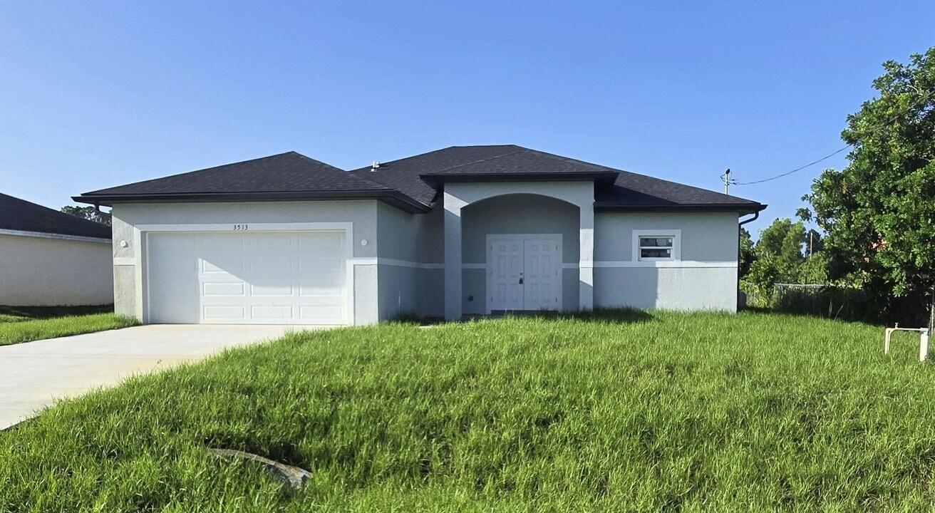 3513 16th St SW in Lehigh Acres, FL - Building Photo