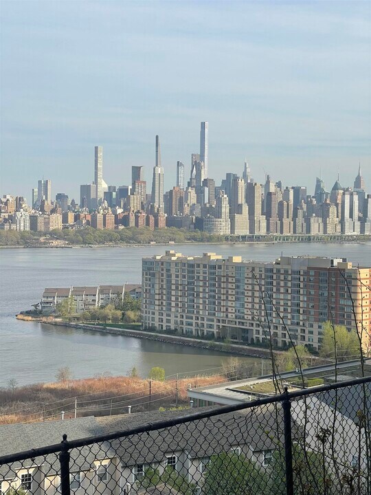 8550 JFK Blvd E in North Bergen, NJ - Building Photo
