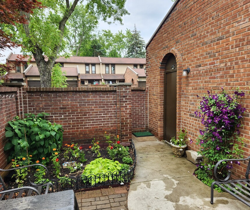 1129 Kirts Blvd in Troy, MI - Building Photo