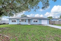 1124 SE Ladner St in Port St. Lucie, FL - Foto de edificio - Building Photo