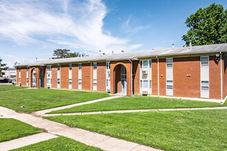 John B Hughes Apartments in Springfield, MO - Building Photo - Building Photo