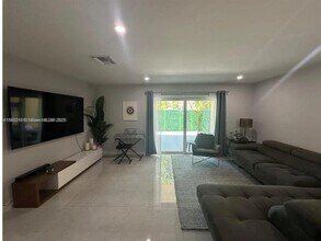 8443 SW 137th Ave in Miami, FL - Foto de edificio - Building Photo