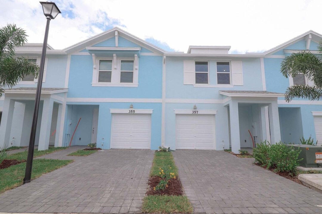 357 SE Sea Hunt Way in Stuart, FL - Building Photo