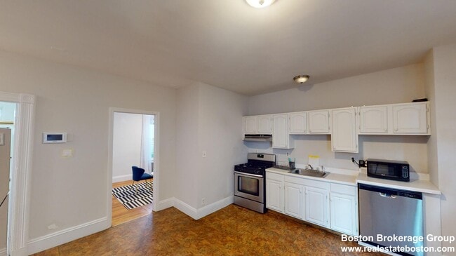 692 Columbia Rd, Unit 2 in Boston, MA - Foto de edificio - Building Photo