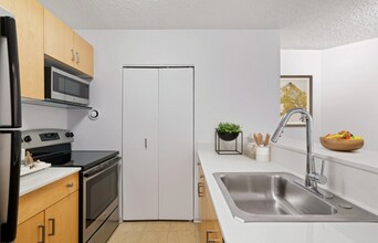 710 N Dearborn St in Chicago, IL - Building Photo - Building Photo