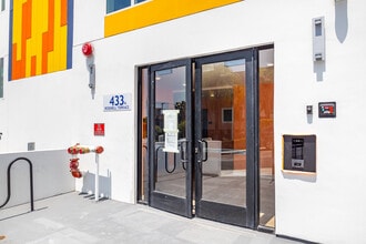 433 Rosenell Ter in Los Angeles, CA - Foto de edificio - Building Photo