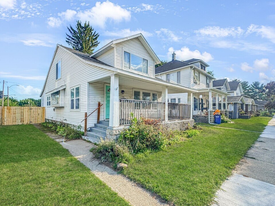 729 Crescent St NE in Grand Rapids, MI - Building Photo