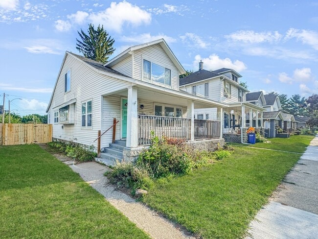 property at 729 Crescent St NE