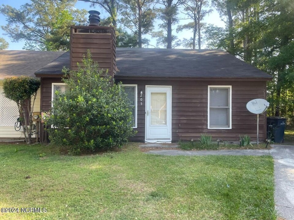 205 Corey Ct in Jacksonville, NC - Building Photo