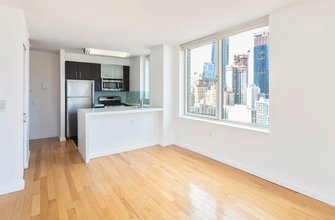 344 W 37th St in New York, NY - Building Photo - Building Photo