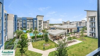 14015 Univ Pass in San Antonio, TX - Building Photo