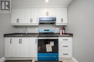 2444 Woburn Crescent in Oakville, ON - Building Photo - Building Photo